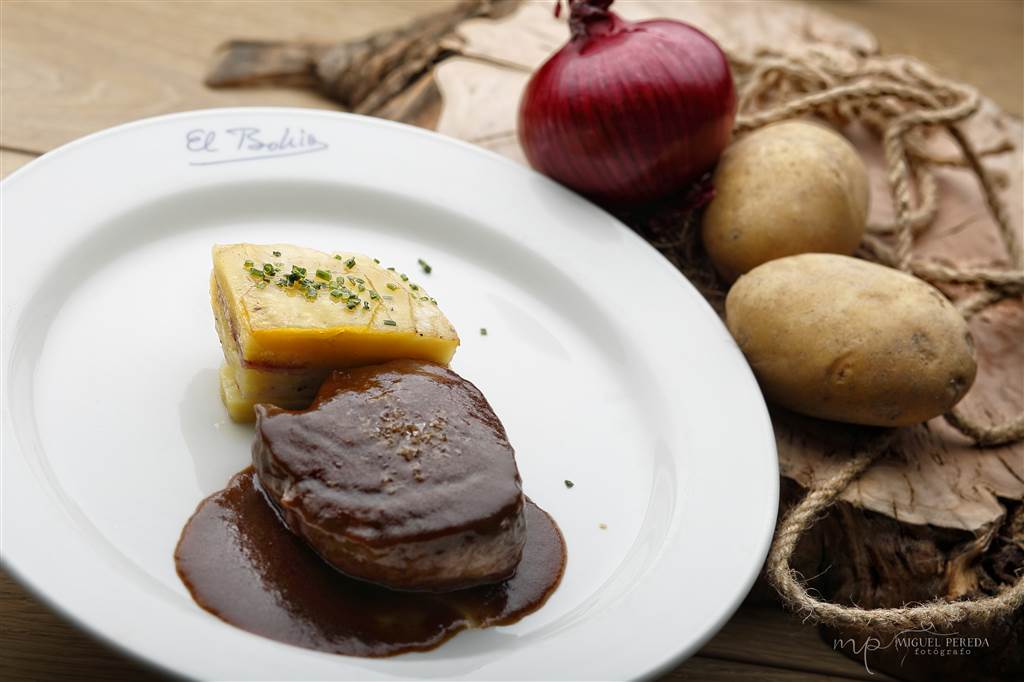 Solomillo “ bohío” con pastel de patata,queso,baicon y salsa al vino tinto